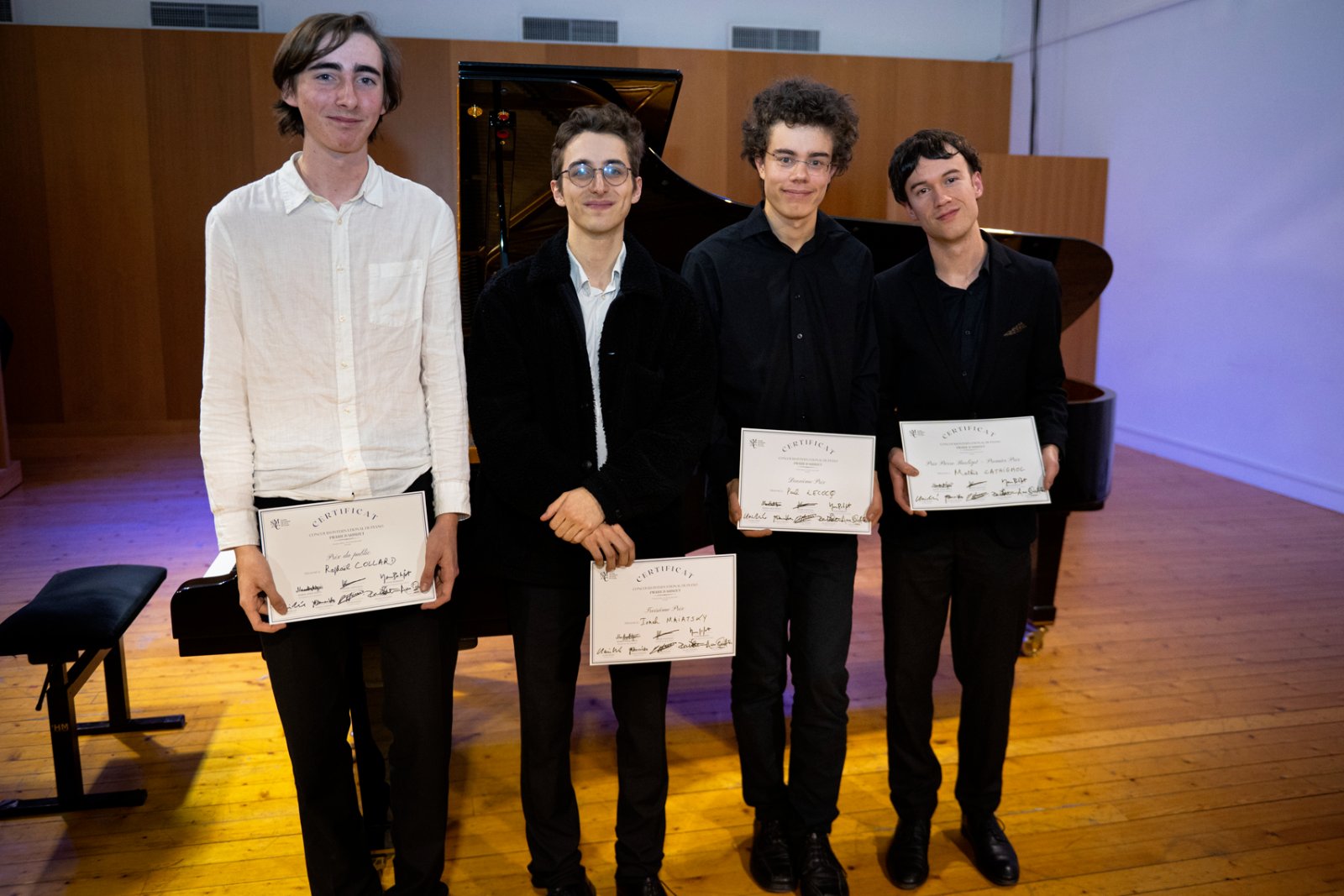 Raphaël Collard, Ionah Maiatsky, Paul Lecocq et Mathis Cathignol, certificats en main, salle Musicatreize