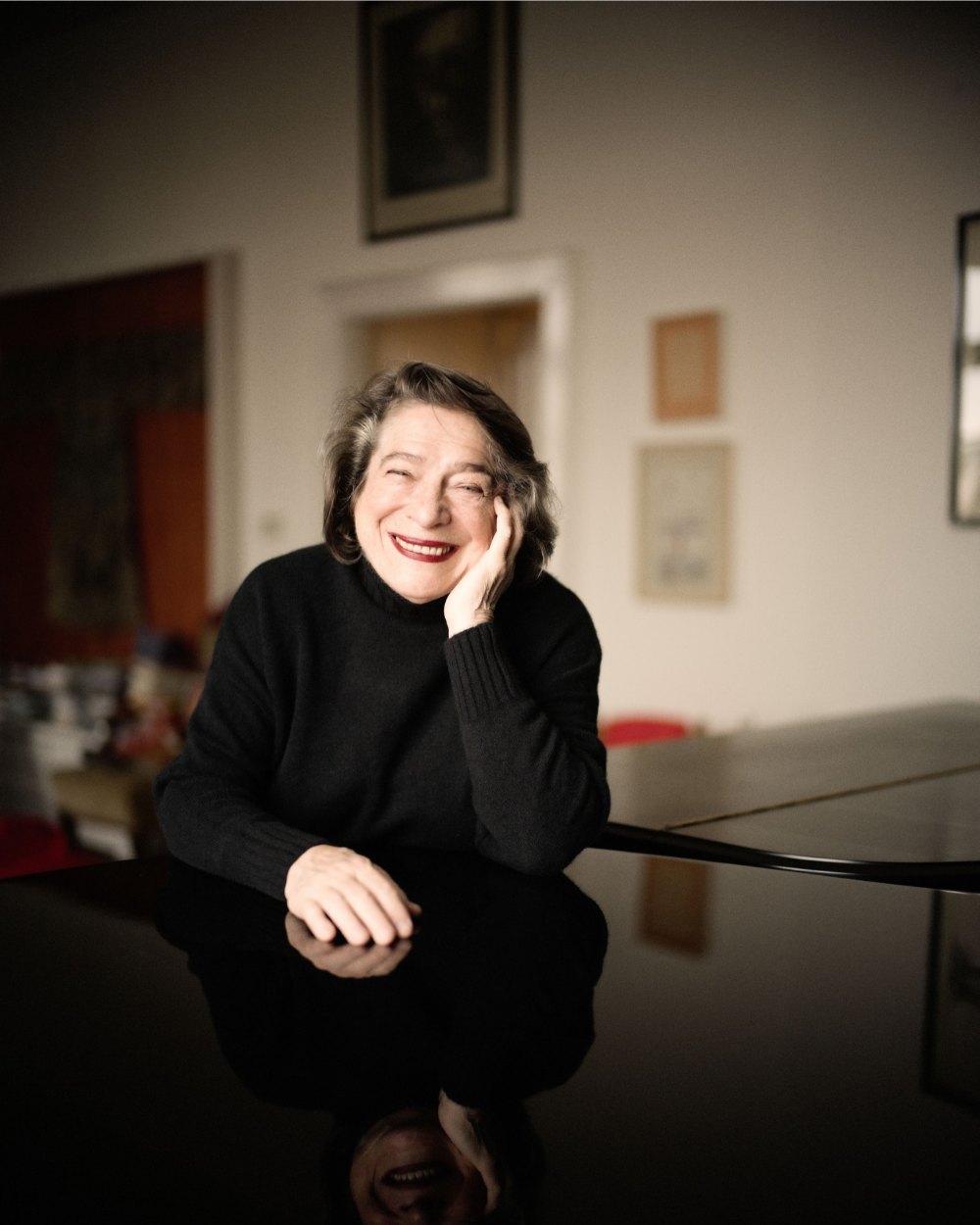 Elisabeth Leonskaja, accoudée à son piano