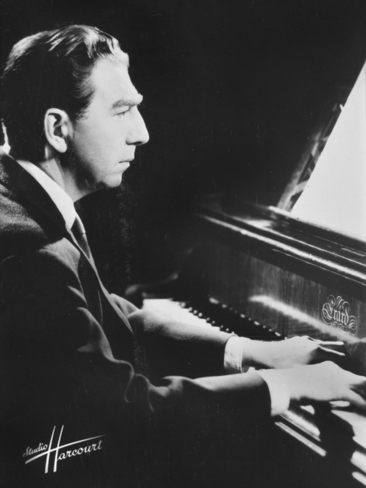 Pierre Barbizet au piano, portrait du Studio Harcourt